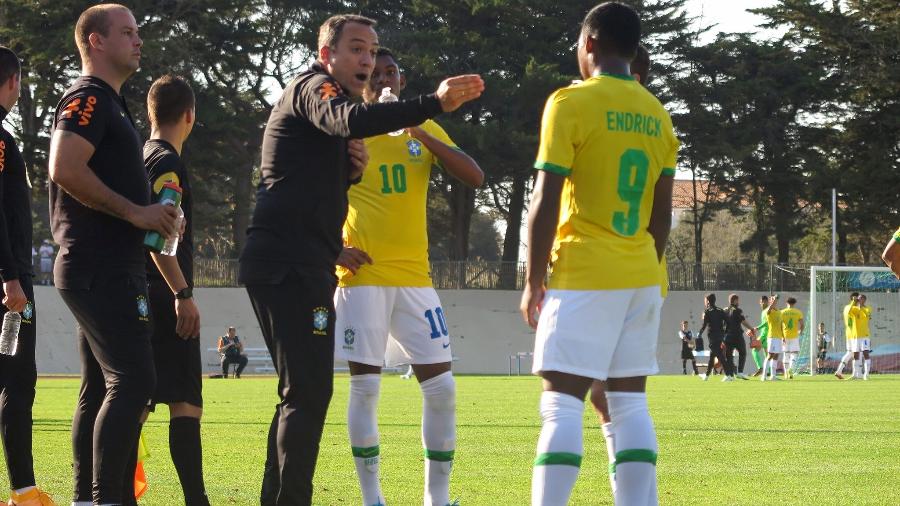 Phelipe Leal dá instruções a Endrick e Luís Guilherme durante o Torneio de Montaigu - Divulgação/CBF