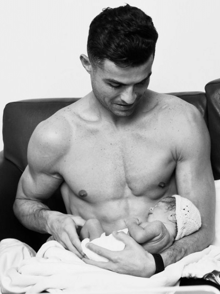 Cristiano Ronaldo e sua filha recém-nascida - Instagram @cristiano