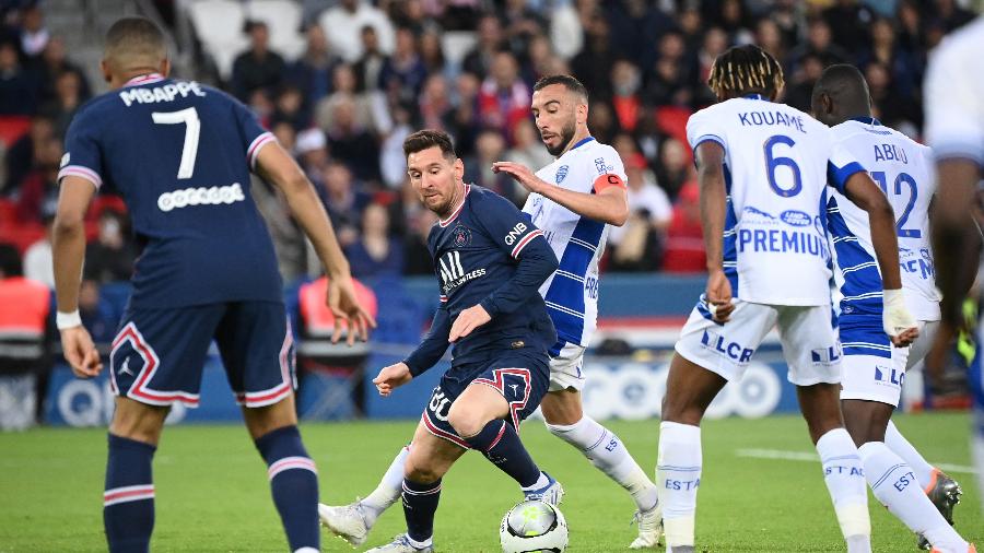 Messi cercado por jogadores do Troyes em jogo pelo Campeonato Francês - FRANCK FIFE / AFP