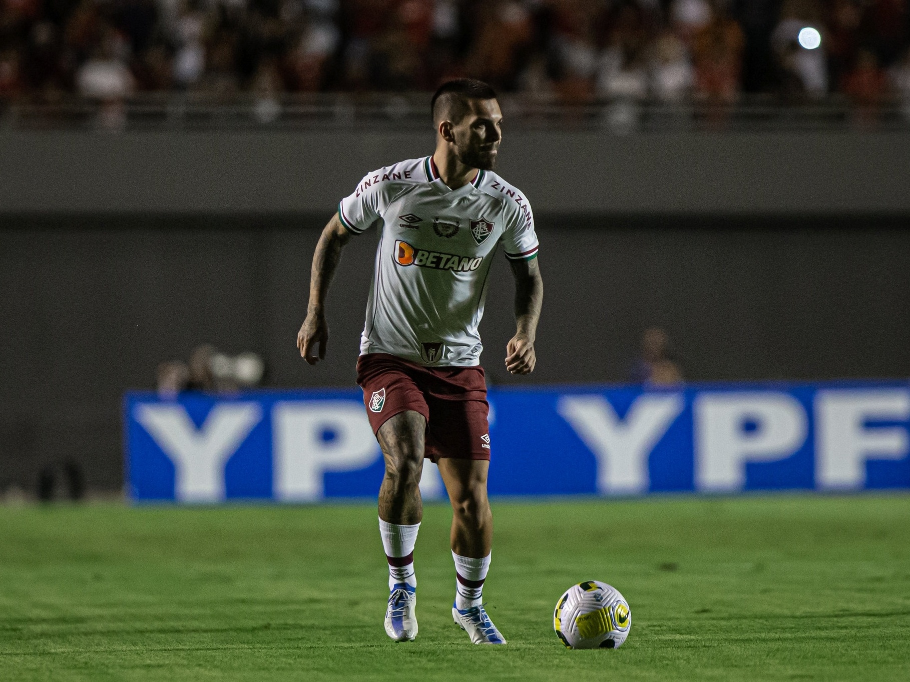 De volta ao time titular após dois meses, Angulo busca recomeço no