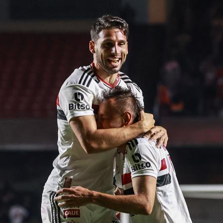 Calleri e Rafinha celebram gol do São Paulo contra o Ceará no Brasileirão - Marcello Zambrana/AGIF