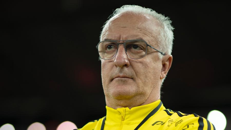 Dorival Júnior, técnico do Flamengo, observa jogadores durante jogo contra o Tolima - Jorge Rodrigues/AGIF