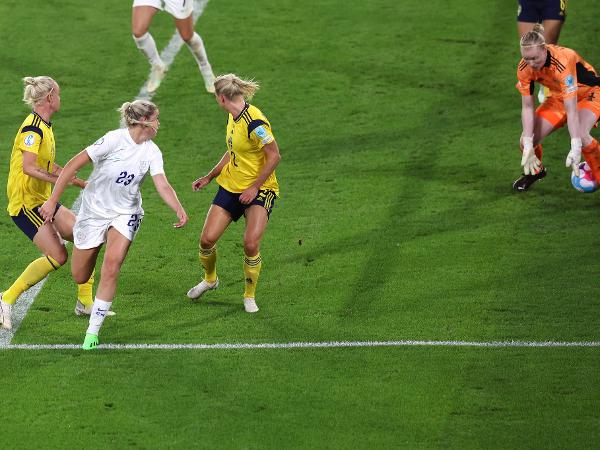 Alessia Russo, da seleção inglesa, marcou um gol de calcanhar na semifinal da Eurocopa feminina contra a Suécia