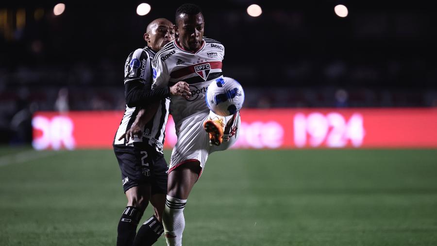 Nino Paraíba e Welington disputam bola em São Paulo x Ceará, pela Sul-Americana - Ettore Chiereguini/AGIF