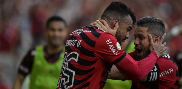 Fabrício Bruno comemora com Diego seu segundo gol em Flamengo x Athletico, pelo Brasileirão