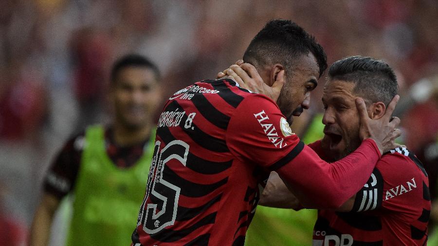 Fabrício Bruno comemora com Diego seu segundo gol em Flamengo x Athletico, pelo Brasileirão - Thiago Ribeiro/AGIF