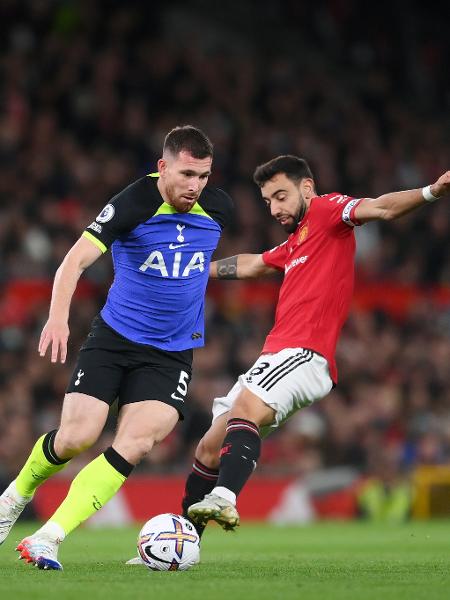 Pierre-Emile Hojbjerg  e Bruno Fernandes duelam em partida entre Manchester United e Tottenham - Laurence Griffiths/Getty Images