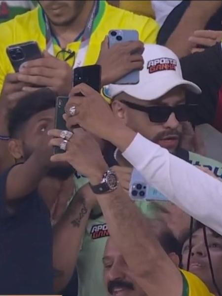 Sósia de Neymar rouba a cena em Brasil x Suíça pela Copa do Mundo - Reprodução
