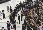 Seleção do Japão é recebida por multidão em aeroporto após queda na Copa - Reprodução