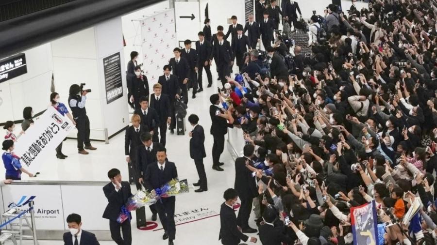 Seleção do Japão é recebida por multidão após eliminação na Copa - Reprodução
