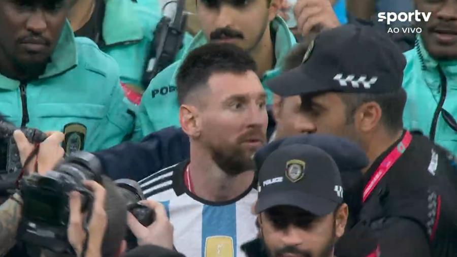 Messi sai escoltado de campo após ser campeão do mundo com a Argentina - Reprodução