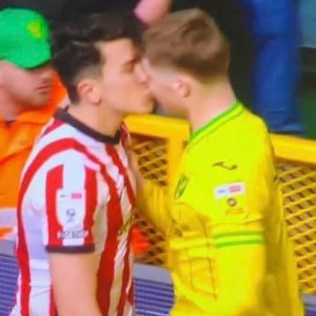 O"Nien, meia do Sunderland, tenta beijar jogador adversário - Reprodução