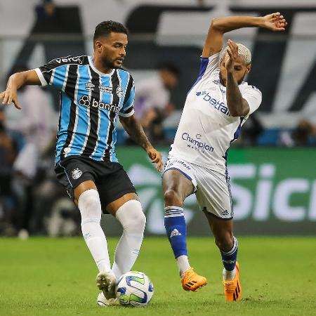 Reinaldo e Wesley brigam pela bola em Grêmio x Cruzeiro, partida da Copa do Brasil - Pedro H. Tesch/AGIF