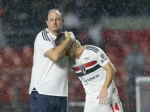 Feliz e campeão, São Paulo revê Ceni desesperado contra rebaixamento