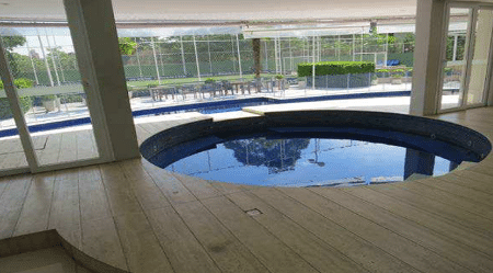 Área da piscina da mansão do ex-lateral Cafu