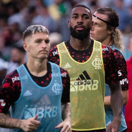 Gerson e Varela durante aquecimento em jogo do Flamengo