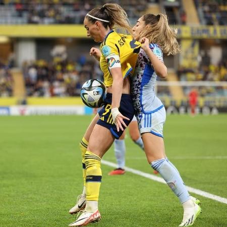 Rytting Kaneryd (Suécia) e Olga Carmona (Espanha) disputam durante partida na Liga das Nações