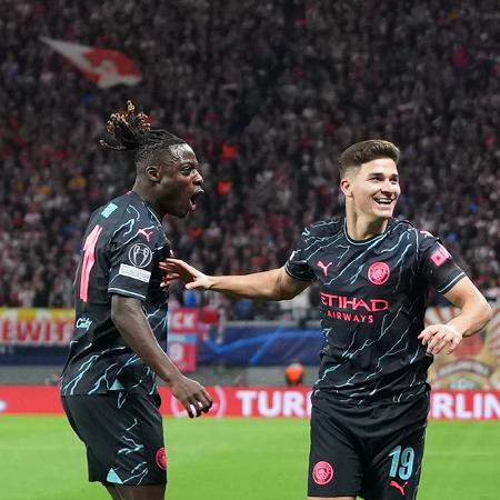 Álvarez e Doku celebram gol do Manchester City contra o RB Leipzig pela Liga dos Campeões