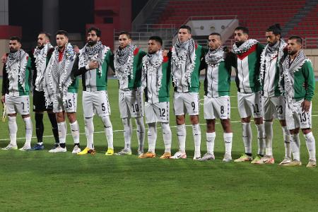 Jogadores palestinos vestidos com keffiyeh durante o jogo contra o Líbano