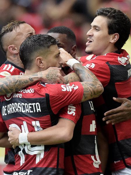 Jogadores do Flamengo celebram gol de Luiz Araújo contra o Cuiabá, em jogo válido pelo Campeonato Brasileiro