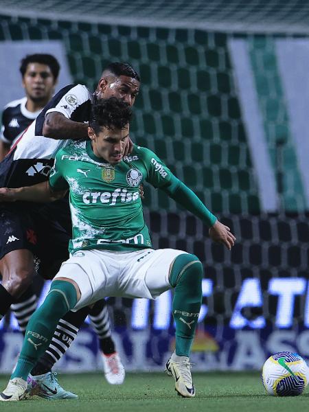 Raphael Veiga, do Palmeiras, é marcado por Zé Gabriel, do Vasco, durante jogo pelo Brasileirão Raphael Veiga, do Palmeiras, é marcado por Zé Gabriel, do Vasco, durante jogo pelo Brasileirão