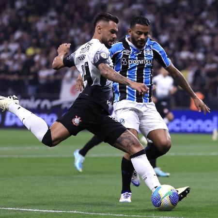 Raniele e Reinaldo em ação durante jogo entre Corinthians e Grêmio, pelo Brasileirão