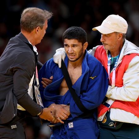 Nurali Emomali, do Tadjiquistão, sofreu lesão no braço na derrota para Hifumi Abe, nas Olimpíadas de Paris