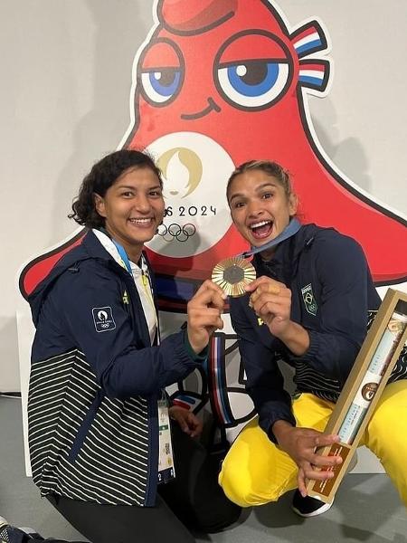 Sarah Menezes, hoje como técnica, ao lado da judoca Larissa Pimenta