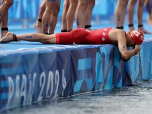 Triatleta passa mal após competir no rio Sena e Suíça muda equipe de revezamento