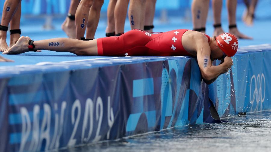 Adrien Briffod, triatleta da Suíça, antes da prova no rio Sena