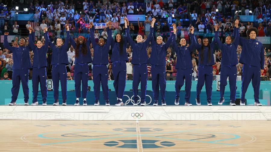 Seleção feminina de basquete dos EUA no pódio em Paris 2024