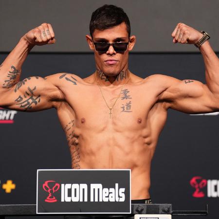 Caio Borralho, lutador do UFC, em pesagem antes de luta contra Jared Cannonier