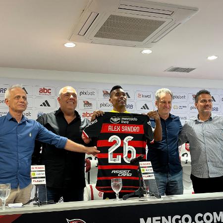 Alex Sandro é apresentado pela diretoria do Flamengo