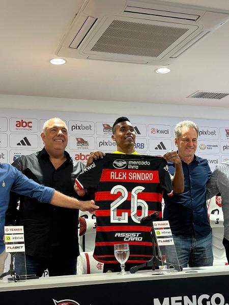 Alex Sandro é apresentado pela diretoria do Flamengo