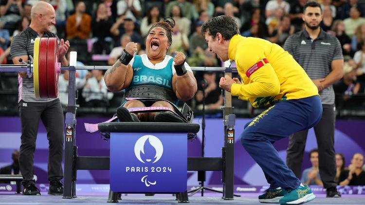 Tayana Medeiros vibra ao ganhar o ouro no halterofilismo das Paralimpíadas de Paris 2024