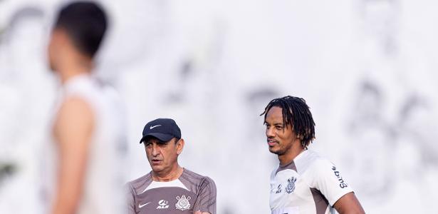 Corinthians inicia negociações para renovação do contrato de André Carrillo.