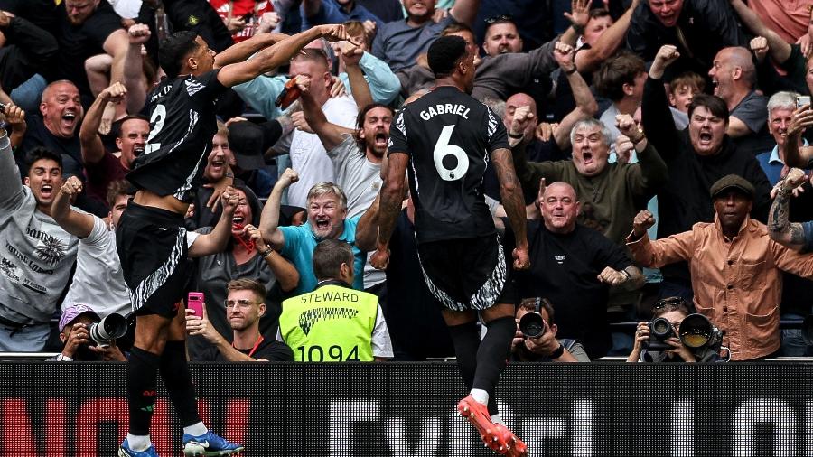 15.set.2024 - Brasileiro Gabriel Magalhães comemora ao marcar um gol para o Arsenal contra o Tottenham pelo Campeonato Inglês - Adrian Dennis / AFP