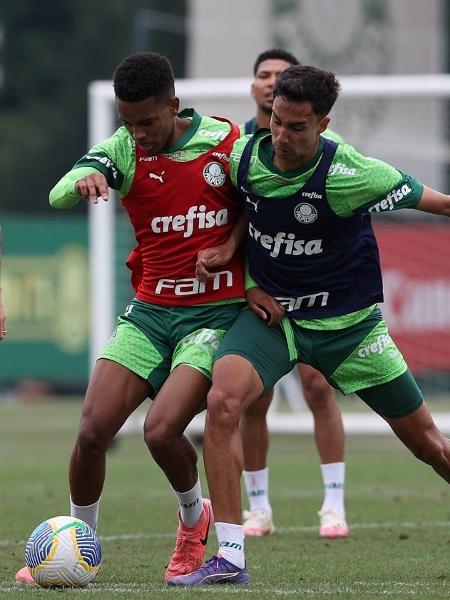 Estêvão e Vitor Reis disputam a bola durante treino do Palmeiras, nesta quinta-feira (3), na Academia de Futebol - Cesar Greco/Palmeiras