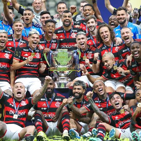 Jogadores do Flamengo posam com troféu da Copa do Brasil conquistado sobre o Atlético-MG