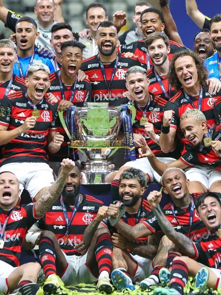 Jogadores do Flamengo posam com troféu da Copa do Brasil conquistado sobre o Atlético-MG