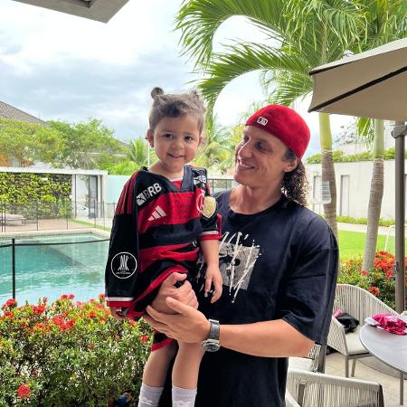 Maria, de 3 anos, com David Luiz na casa do jogador do Flamengo