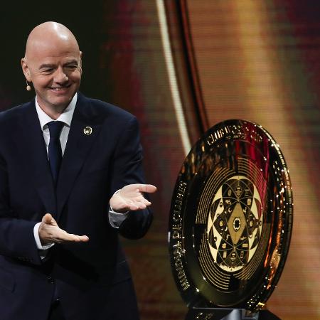 Ifantino, presidente da Fifa, mostra o troféu do Mundial de Clubes de 2025