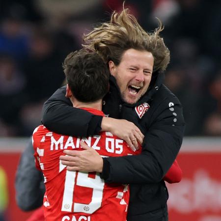 Anthony Caci, do Mainz 05, comemora vitória sobre o Bayern de Munique com o técnico Bo Henriksen, pelo Campeonato Alemão - Alex Grimm/Getty Images