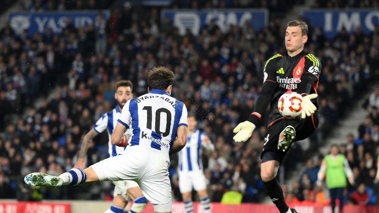 Lunin defende cabeçada de Oyarzabal durante Real Sociedad x Real Madrid pela Copa do Rei Lunin defende cabeçada de Oyarzabal durante Real Sociedad x Real Madrid pela Copa do Rei