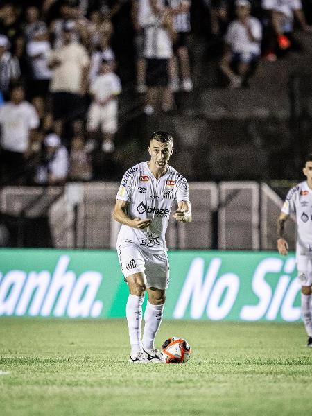 João Schmidt, em ação com a camisa do Santos neste Paulistão