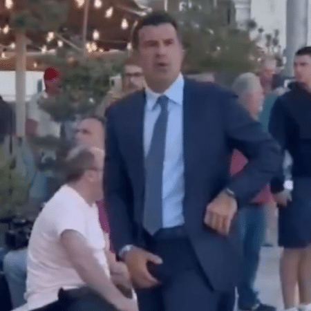Luis Figo bate-boca com torcedor do Barcelona em Lisboa - Reprodução/X @rmanocontext