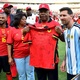 Messi presenteia capitão de Angola que pediu camisa antes de jogo começar