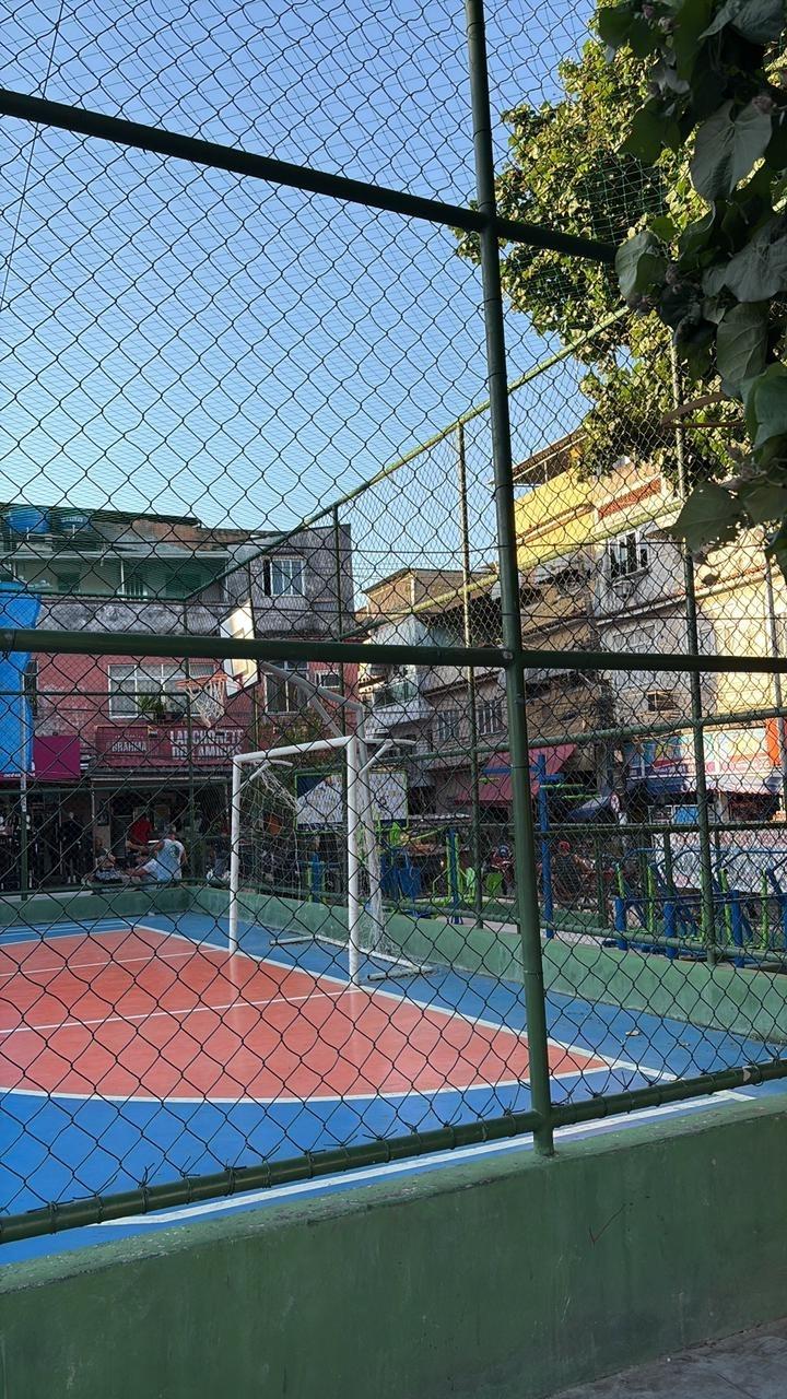 Quadra que Rayan jogava bola e "Lanchonete dos Amigos", ao fundo, na Barreira do Vasco - undefined