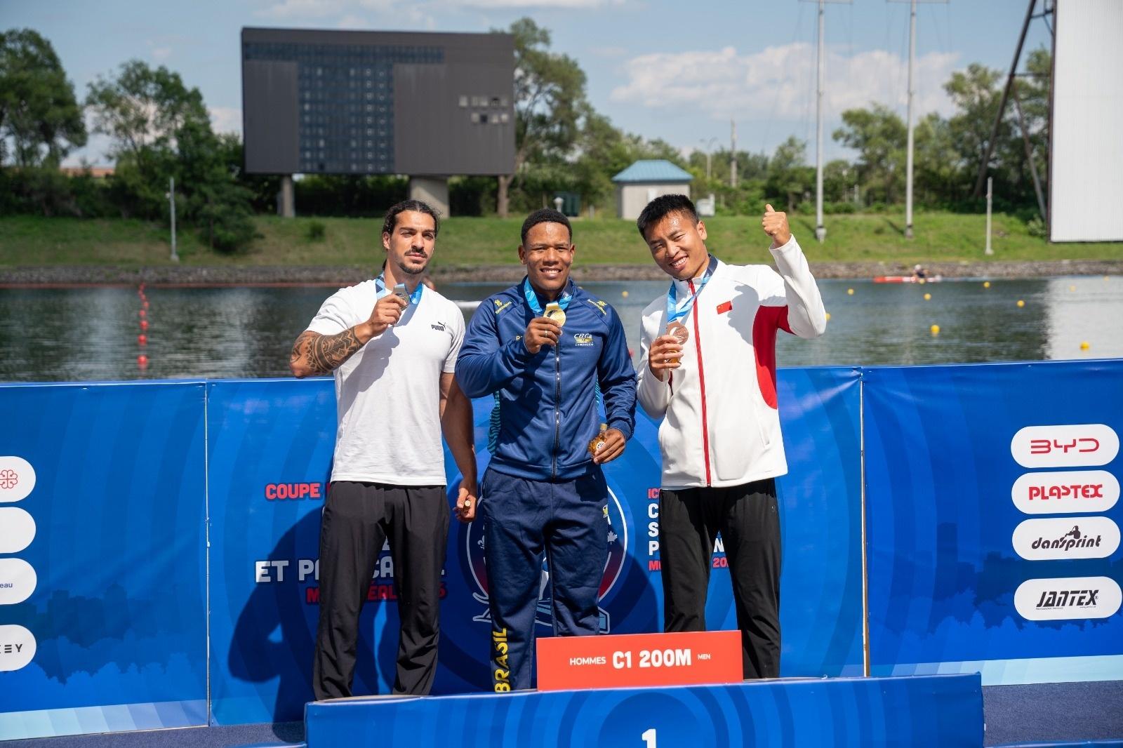 Gabriel Nascimento com a medalha de ouro no pódio da Copa do Mundo de Canoagem, em Montreal - undefined