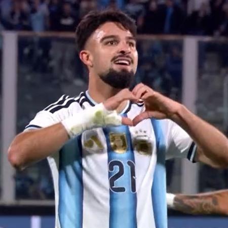 Flaco López celebra gol da Argentina sobre a Bolívia em jogo amistoso